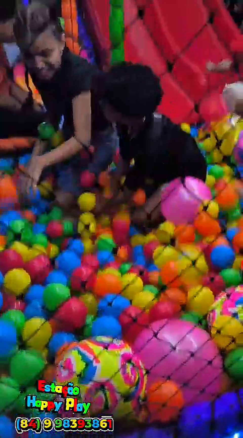 Crianças na piscina de bolinhas