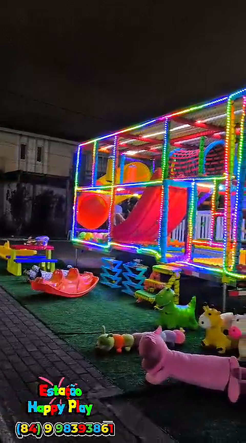 Carreta com brinquedos, mesinhas e bichinhos no gramado